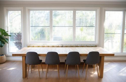 Weyba Downs Casa | Stunning Modern Queenslander, steps to Lake