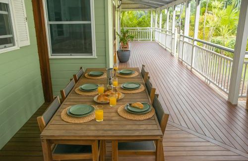 Weyba Downs Casa | Stunning Modern Queenslander, steps to Lake