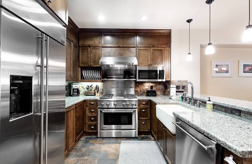 Woodwinds Condominio | Stunning mountain condo on the golf course w/ private hot tub & fireplace