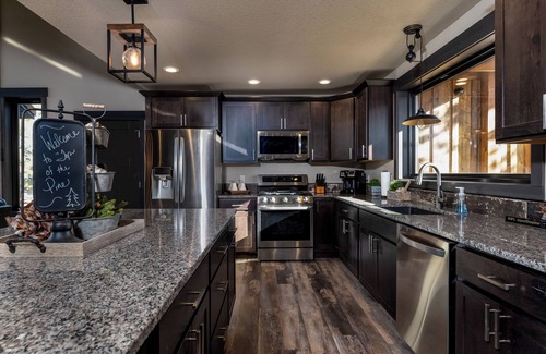 Deadwood Cabina | Stunning New Cabin in Powder House Pass with Hot Tub & Theater Room