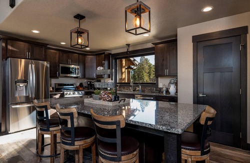 Deadwood Cabina | Stunning New Cabin in Powder House Pass with Hot Tub & Theater Room