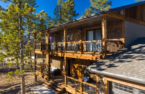 Deadwood Cabina | Stunning New Cabin in Powder House Pass with Hot Tub & Theater Room