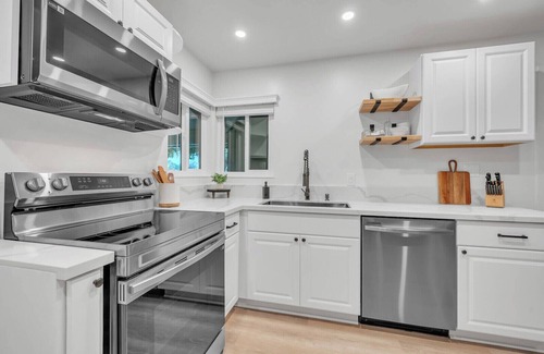 Southeastern Sacramento Casa | Stunning new renovation & beautifully furnished home! Safe Sac neighborhood!