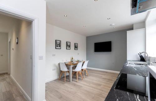 Darlington Apartamento | Stunning newly refurbished house by Our Home Short Stays with TV in each bedroom and crisp white hotel linen