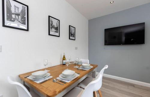 Darlington Apartamento | Stunning newly refurbished house by Our Home Short Stays with TV in each bedroom and crisp white hotel linen