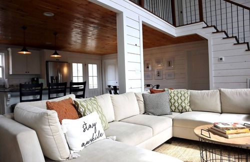 Lindseyville Casa | Stunning Nolin Lake Luxury Cabin w/hot tub, fireplace, swingset, and more!
