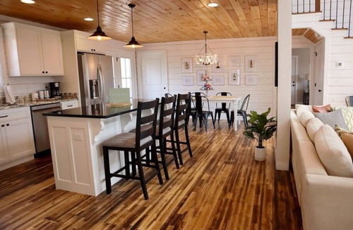 Lindseyville Casa | Stunning Nolin Lake Luxury Cabin w/hot tub, fireplace, swingset, and more!