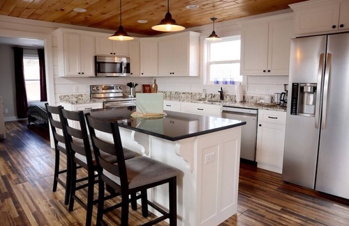 Lindseyville Casa | Stunning Nolin Lake Luxury Cabin w/hot tub, fireplace, swingset, and more!