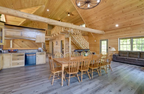 North Rose Cabina | Stunning North Rose Retreat w/ Fishing Pond!