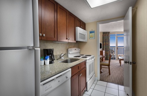 Arcadian Shores Complejo | Impresionante habitación frente al mar con 1 dormitorio King + privilegios oficiales de alquiler en el lugar