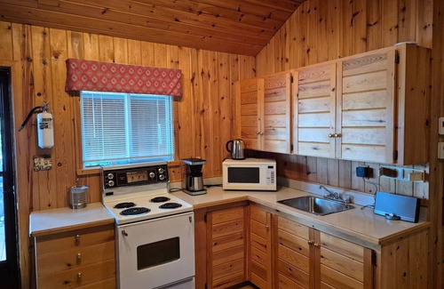 Harcourt Casa | Stunning, Peaceful, lakefront cottage for 10