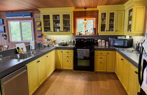 Harcourt Casa | Stunning, Peaceful, lakefront cottage for 10