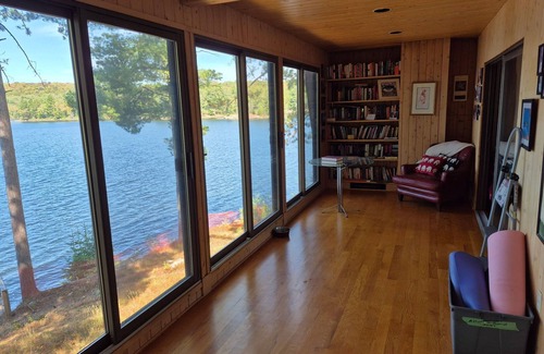 Harcourt Casa | Stunning, Peaceful, lakefront cottage for 10