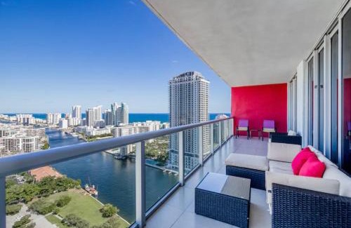 Hallandale Beach Apartamento | Stunning Penthouse Suite Waterfront 2BD 2BA