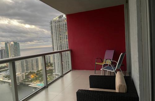 Hallandale Beach Apartamento | Stunning Penthouse Suite Waterfront 2BD 2BA