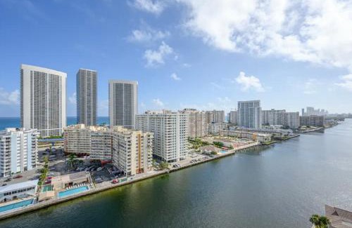 Hallandale Beach Apartamento | Stunning Penthouse Suite Waterfront 2BD 2BA