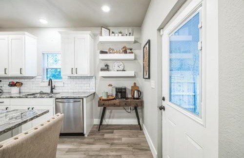 Granbury Casa | Stunning & Pristine Kitchen-Smart TVs-Modern Gas Firepit-Free Parking