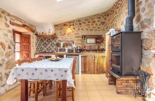 Fornalutx Casa | Estupenda casa de vacaciones privada para 4 personas con WIFI, TV y patio