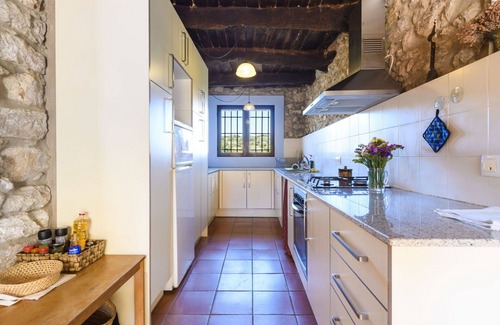 Godall Casa | Estupenda casa de vacaciones privada con terraza, mascotas permitida y vista panorámica