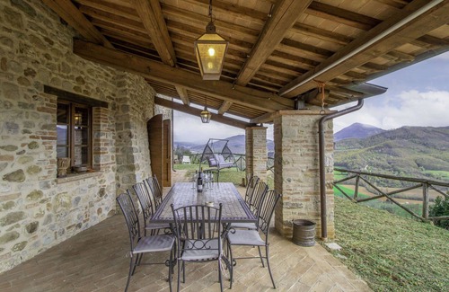 Umbertide Villa | Estupenda casa de vacaciones privada para 10 personas con WIFI, TV, balcón y mascotas permitida
