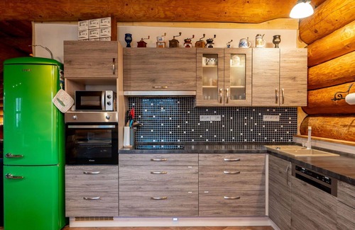 Benesov nad Cernou Casa | Maravillosa casa de vacaciones privada para 12 personas con WIFI, patio y mascotas permitida