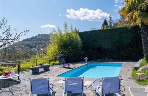 Melide Casa | Preciosa casa de vacaciones privada con WIFI, piscina privada, TV, patio, vista panorámica