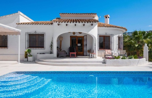 Arnella Villa | Estupenda casa de vacaciones privada para 10 personas con WIFI, piscina privada, A/C, TV y patio