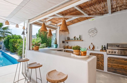 Arnella Villa | Estupenda casa de vacaciones privada para 10 personas con WIFI, piscina privada, A/C, TV y patio