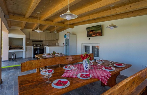 Pican Casa | Preciosa casa de vacaciones privada con WIFI, piscina privada, A/C, TV, terraza y mascotas permitida
