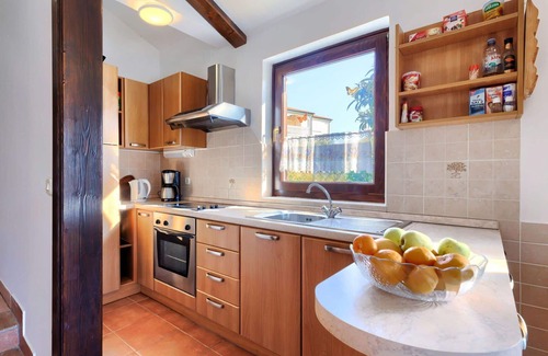 Nova Vas Casa | Estupenda casa de vacaciones privada para 5 personas con WIFI, piscina privada, A/C, TV y terraza
