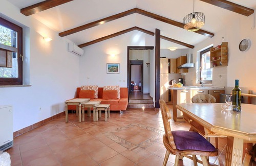 Nova Vas Casa | Estupenda casa de vacaciones privada para 5 personas con WIFI, piscina privada, A/C, TV y terraza