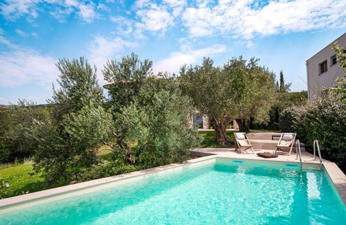 Zurkovo Villa | Preciosa casa de vacaciones privada con A/C, WIFI, piscina privada, TV, terraza, mascotas permitida
