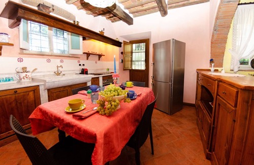 Uzzano Villa | Estupenda casa de vacaciones privada con piscina privada, A/C, WIFI, TV y mascotas permitida