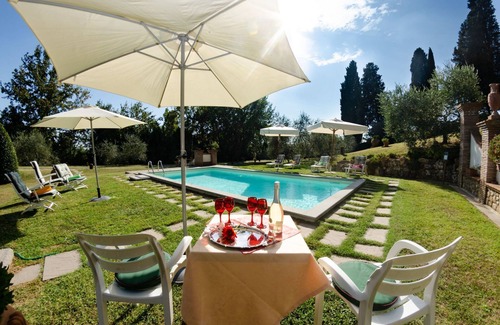 Uzzano Villa | Estupenda casa de vacaciones privada con piscina privada, A/C, WIFI, TV y mascotas permitida