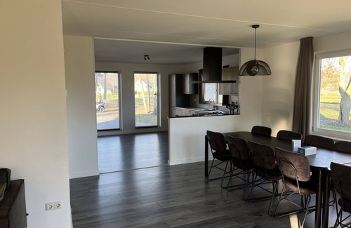 Susteren Casa | Preciosa casa de vacaciones privada para 16 personas con WIFI, piscina, TV y terraza