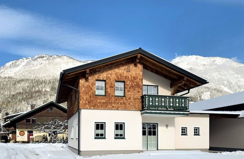 Weissenbach Casa | Estupenda casa de vacaciones privada para 8 personas con WIFI, TV, terraza y mascotas permitida