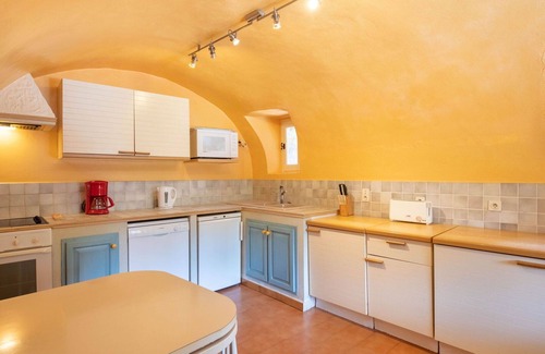 Mons Casa | Preciosa casa de vacaciones privada para 7 personas con piscina, WIFI, A/C, TV y patio