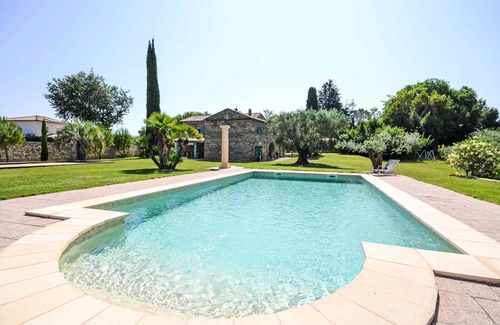 Mons Casa | Preciosa casa de vacaciones privada para 7 personas con piscina, WIFI, A/C, TV y patio