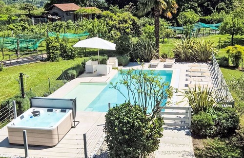 Besozzo Villa | Maravillosa casa de vacaciones privada con WIFI, A/C, piscina privada, jacuzzi, TV y patio