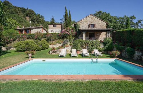 Dicomano Villa | Maravillosa casa de vacaciones privada con A/C, piscina privada, WIFI, TV, patio y vista panorámica