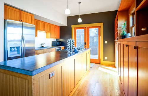 Foster - Powell Casa | Stunning Remodeled 5-BR Craftsman. 4x King Beds + 2x Twin XL! With AC & Laundry