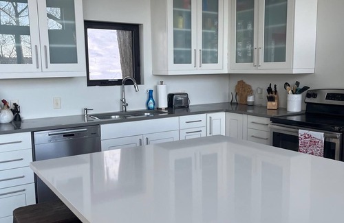Markesan Casa | Stunning remodeled home with floor to ceiling views