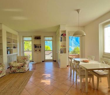 Azzano Apartamento | Stunning renovated flat on Lake Como with parking