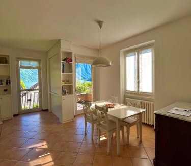 Azzano Apartamento | Stunning renovated flat on Lake Como with parking