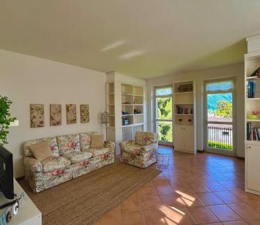 Azzano Apartamento | Stunning renovated flat on Lake Como with parking