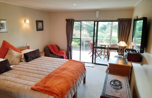 Paihia Cama Y Desayuno | Stunning river views with convenient mini-kitchenette