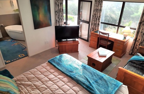 Paihia Cama Y Desayuno | Stunning river views with convenient mini-kitchenette