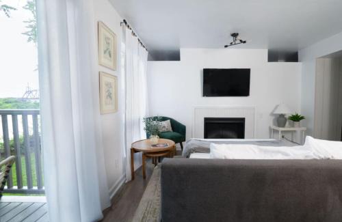 North Capitol Casa | Stunning Riverfront Getaway in Downtown Nashville