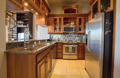 Cocoplum Apartamento | Stunning Sea and Pool View Apartments Ideal for Group Getaways