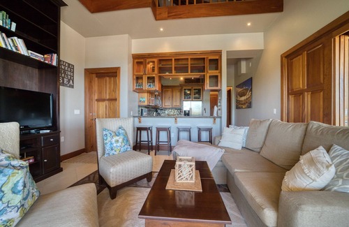 Cocoplum Apartamento | Stunning Sea and Pool View Apartments Ideal for Group Getaways